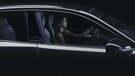 FOTO: Jennie Blackpink Hias Porsche Taycan, Terinspirasi Biru Langit