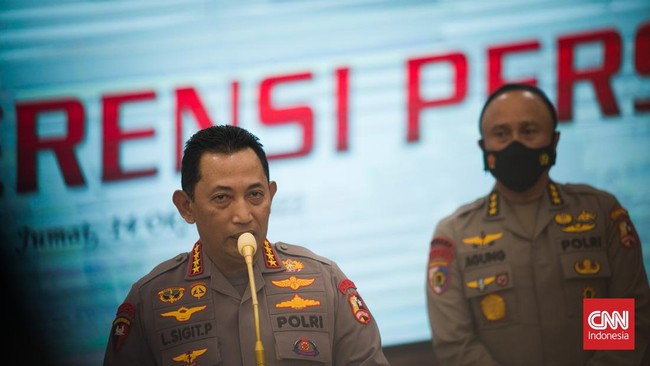Kapolri Jenderal Listyo Sigit menginstruksikan jajarannya memeriksa dan mencari akar masalah pakaian bekas impor. Penyelundupan akan ditindak tegas.