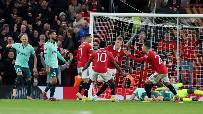 Sebanyak lima tim dipastikan lolos ke babak selanjutnya pada ajang Liga Europa usai matchday keempat. Berikut hasil lengkap dan klasemen Liga Europa.