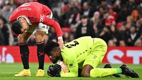 FOTO: Spiderman Uzoho, Bikin MU Hanya Cetak 1 Gol dari 34 Tembakan