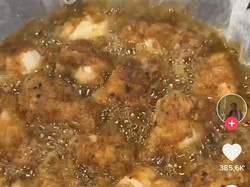 Masak Ayam Goreng Pakai Kertas Roti, Netizen Ini Dihujat