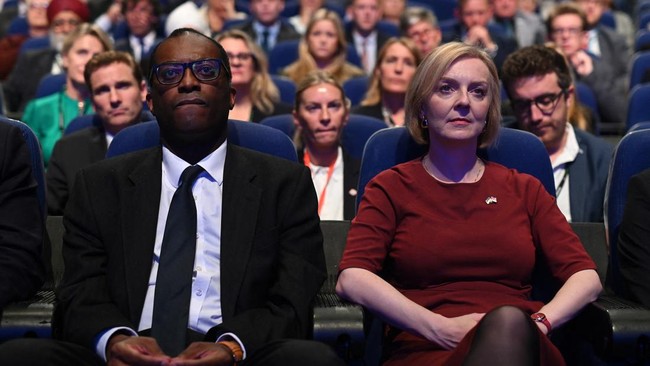 PM Inggris Liz Truss memecat Menteri Keuangan Kwasi Kwarteng yang baru saja ia tunjuk 38 hari yang lalu gegara krisis ekonomi kian memburuk.