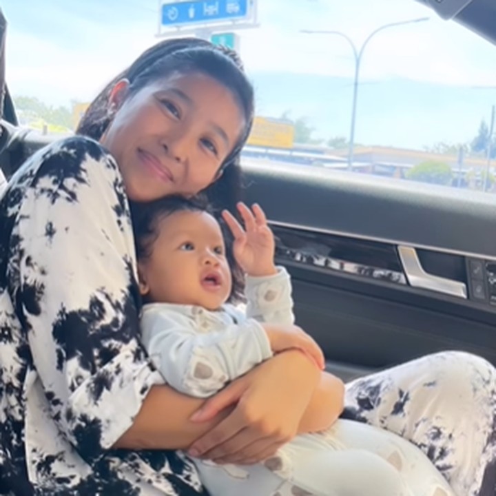 <p>Kehadiran baby Hydro juga disambut dengan sangat spesial oleh Olivia Zalianty dan suami. Ia memproduseri sebuah lagu untuk sang putra. Lagu tersebut diberi judul <em>Buah Hatiku</em> yang dibuat oleh Ndaru Kusumo. (Foto: Instagram @oliviazallianty)</p>