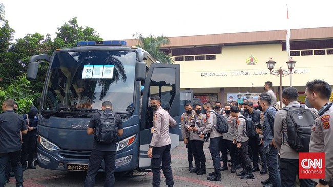 Para perwira polisi pimpinan dari tingkat pusat hingga kabupaten/kota dikumpulkan dulu di PTIK sebelum bersama-sama menghadap ke Jokowi di Istana.