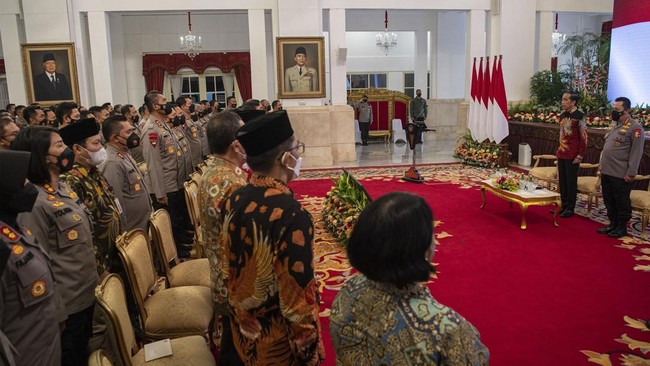 Presiden Joko Widodo mengumpulkan seluruh pejabat utama Polri, Kapolda, dan Kapolres di Istana Negara, Jumat (14/10).