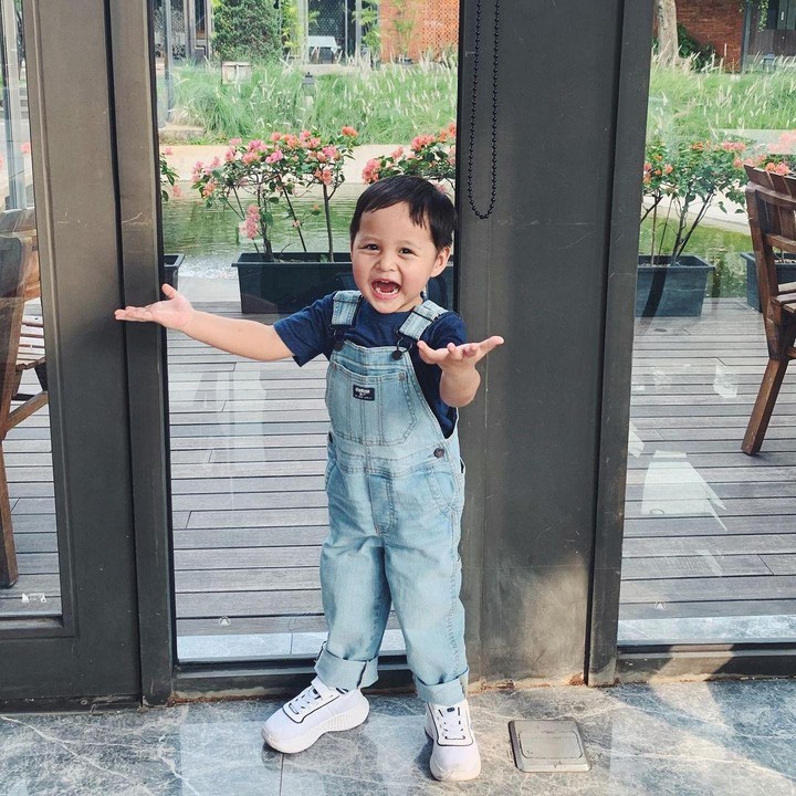 <p>Kini, Arrasya sudah menginjak usia tiga tahun. Di usianya ini, Arrasya sudah pandai bernyanyi, lho. (Foto: Instagram: @tasyakamila)</p>