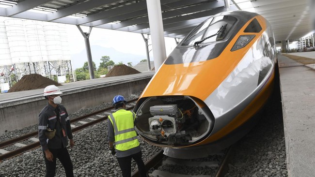 Menko Marves Luhut Pandjaitan menyebut Presiden China Xi Jinping dan Jokowi akan melakukan langsung tes dinamis kereta cepat Jakarta-Bandung via Zoom.