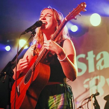 Lirik Lagu Fall In Love Alone - Stacey Ryan