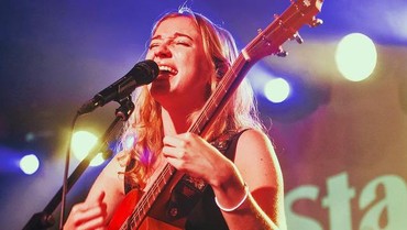 Lirik Lagu Fall In Love Alone - Stacey Ryan