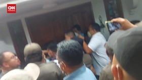 VIDEO: Upaya Pengosongan Rumah Orang Tua Wanda Hamidah Ricuh