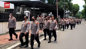 VIDEO: Ratusan Pejabat Polri ke Istana Tanpa Topi dan Tongkat Komando