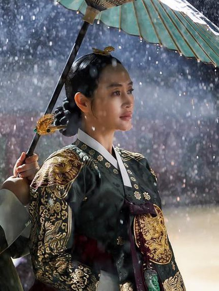 Last but not least, hanbok atau pakaian tradisional Korea Selatan juga bisa menjadi ide menarik untuk kostum Halloween kamu, Beauties. Salah satunya seperti yang dikenakan Ratu Im Hwa Ryeong (Kim Hye Soo) ini!/ Foto: instagram.com/hs_kim_95