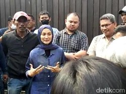 Rumah Keluarga Wanda Hamidah Ditutup Seng