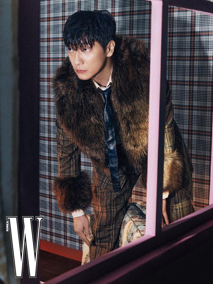 Aktor kelahiran tahun 1983 ini tampil menawan dan berkharisma dalam balutan baju-baju dari Gucci mulai dari setelan jas rapi yang formal sampai dengan jas dengan bulu tebal di bagian lapel-nya./ Foto: instagram.com/wkorea