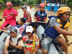 Warga Malang yang Rumahnya Terendam Banjir 1,5 Meter Dievakuasi
