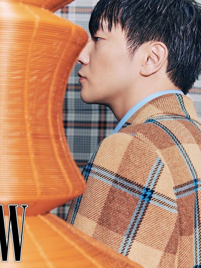 Berkat kepopulerannya tersebut, Son Suk Ku jadi cukup sering bolak-balik melakukan pemotretan majalah, salah satunya adalah dengan majalah W Korea./ Foto: instagram.com/wkorea