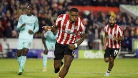 FOTO: Ivan Toney Gemilang, Brentford Menang