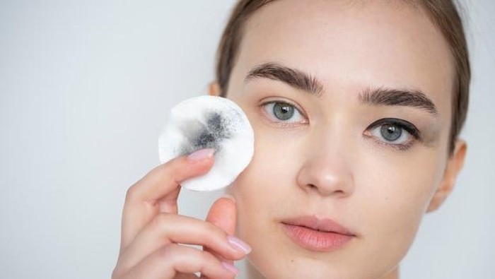 6 Dampak Buruk yang Bisa Cepat Terjadi di Wajah Saat Malas Bersihkan Makeup, Sudah Tahu?