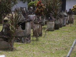 Mengenal Waruga, Kubur Batu yang Bentuknya Mirip Rumah Adat
