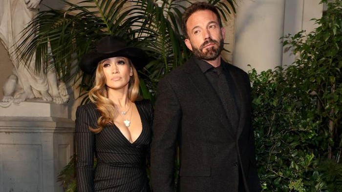 SAN MARINO, CALIFORNIA - OCTOBER 13: (L-R) Jennifer Lopez and Ben Affleck attend the Ralph Lauren SS23 Runway Show at The Huntington Library, Art Collections, and Botanical Gardens on October 13, 2022 in San Marino, California. (Photo by Amy Sussman/Getty Images)