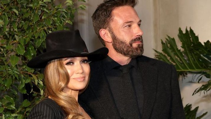 SAN MARINO, CALIFORNIA - OCTOBER 13: (L-R) Jennifer Lopez and Ben Affleck attend the Ralph Lauren SS23 Runway Show at The Huntington Library, Art Collections, and Botanical Gardens on October 13, 2022 in San Marino, California. (Photo by Amy Sussman/Getty Images)