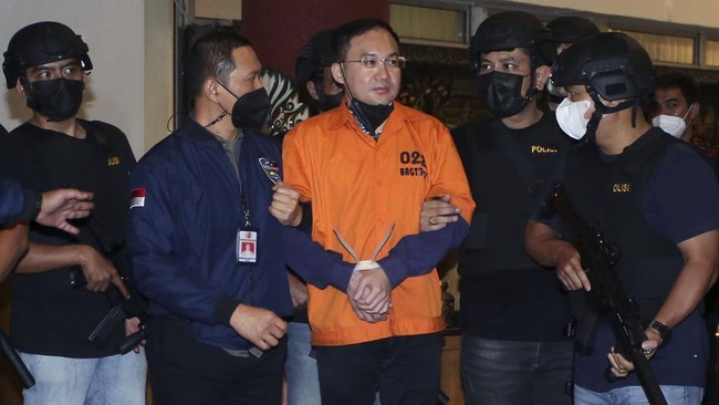 Apin BK merupakan bos judi online yang pernah disebut-sebut bagian dari Konsorsium 303 yang melibatkan Ferdy Sambo.
