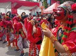 Kisah Penari Topeng Cilik Indramayu yang Jadi Kebanggan Ortu