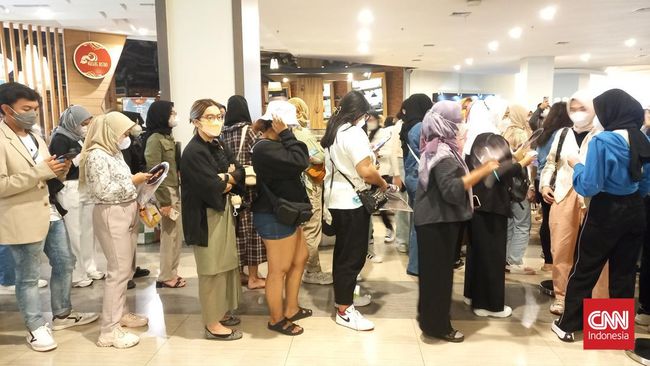 Ratusan penggemar para bintang utama F4 Thailand: Boys Over Flowers memadati The Kasablanka Hall, Kota Kasablanka, Jakarta Selatan, Sabtu (15/10).
