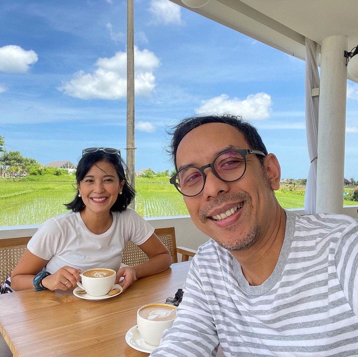 <p>Meski sudah bersama selama 19 tahun, sampai saat ini Pongki Barata dan Sophie Navita masih tetap romantis menghabiskan waktu bersama. (Foto: Instagram@sophienavita)</p>