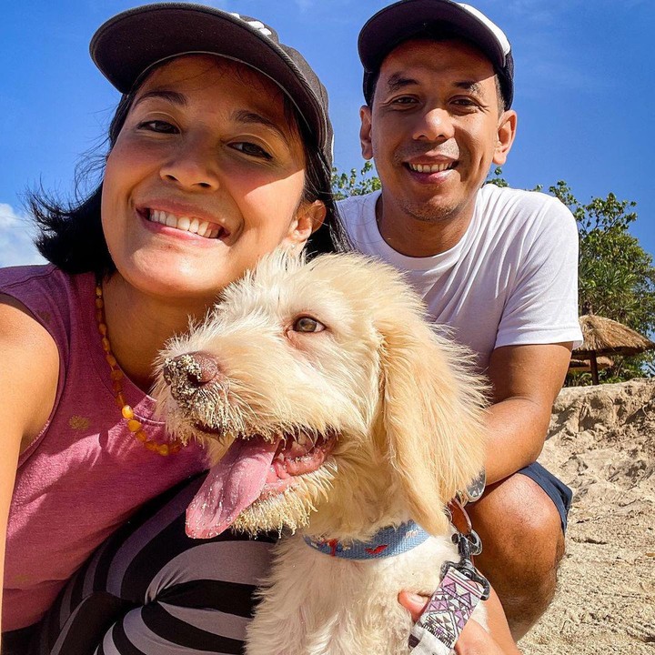 <p>Pongki dan Sophie diketahui saat ini lebih memilih untuk tinggal di Bali bersama kedua anaknya. Pongki dan Sophie tidak pernah absen membagikan potret kebersamaan mereka yang terbilang masih sangat romantis seperti asmara anak remaja, lho, Bunda. (Foto: Instagram@sophienavita)</p>