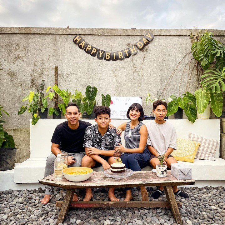 <p>Pongki dan Sophie berhasil membesarkan kedua putranya menjadi anaknya hebat. Anak pertamanya, Rangga adalah salah satu mahasiswa universitas negeri bergengsi di Indonesia. Sementara anak keduanya, Radya tengah mendalami penulisan skenario film, Bunda. (Foto: Instagram@sophienavita)</p>
