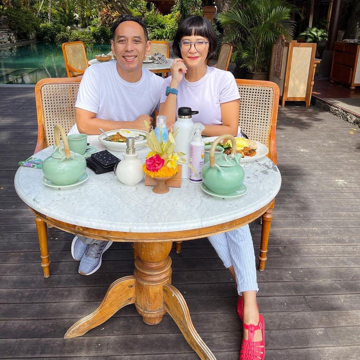 <p>Selalu tampil kompak dengan pakaian yang sama, kali ini mereka tengah merayakan <em>anniversary </em>pernikahan mereka yang ke-19 tahun pada beberapa bulan lalu. (Foto: Instagram@sophienavita)</p>