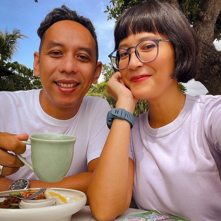 <p>Pasangan satu ini tidak terlihat seperti orang tua yang memiliki dua orang anak, ya, Bunda. Pasalnya banyak juga yang mengatakan bahwa pasangan ini awet muda. (Foto: Instagram@sophienavita)</p>