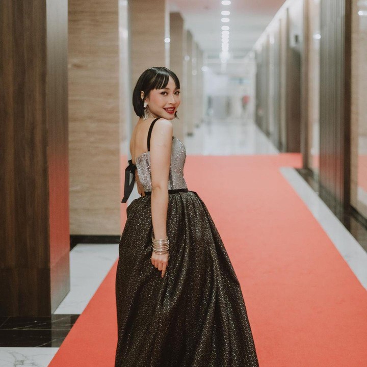 <p>Sebelum Rinni mengungkapkan kehamilan keduanya, tidak ada yang menyangka bahwa dirinya tengah hamil. Hal ini karena Rini selalu menutupi <em>baby bump</em>-nya itu di balik pakaiannya. (Foto: Instagram@rinni_w)</p>