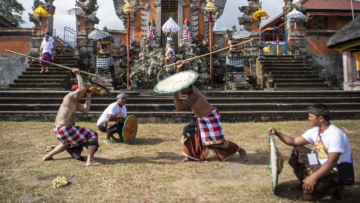 FOTO: Ritual Memohon Hujan di Desa Adat Seraya Karangasem Bali