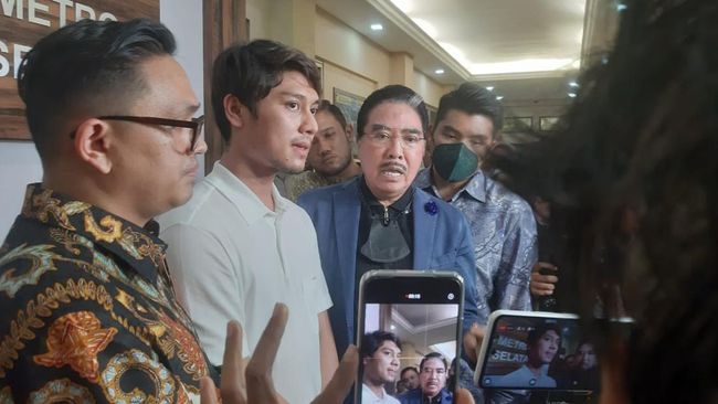 Setelah cabut laporan dan penangguhan penahanan, Rizky Billar lepas baju tahanan. Dia terlihat tak lagi pakai kaos Balenciaga seperti beberapa waktu lalu.