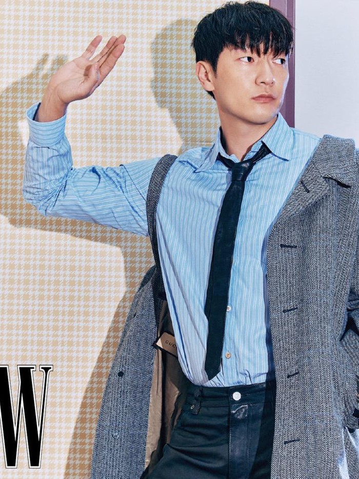 Son Suk Ku memulai debut aktingnya dengan menjadi figuran dalam film ‘Scarlet Innocence’ di tahun 2014 dan pernah tampil dalam ‘Sense8’ sebagai Detektif Mu./ Foto: instagram.com/wkorea
