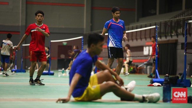 Klub adalah jembatan mimpi atlet muda Indonesia. Mereka rela membakar uang dan banting tulang untuk menghadirkan pemain bintang.