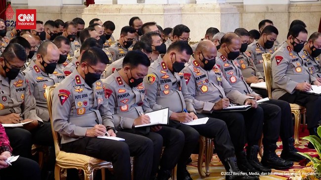 Warganet memergoki Kapolda Metro Jaya Fadil Imran menggunakan ponsel saat pertemuan para perwira polisi dengan Presiden Jokowi. Istana pun bereaksi.