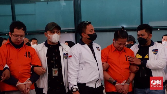 Polri memastikan tiga bandar judi online kelas kakap yang ditangkap di Kamboja tidak terkait dengan Apin BK. 