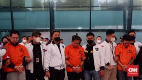 Berbaju Tahanan, 3 Buron Judi Online Tiba di Soekarno Hatta
