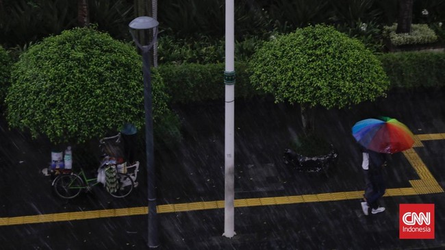 BMKG memprakirakan wilayah Jabodetabek bakal diguyur hujan pada malam tahun baru 2024 hingga sepekan ke depan. Simak predikisnya.