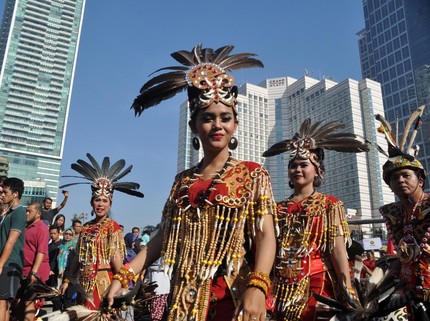 7 Nama Baju Adat Kalimantan Timur dan Penjelasan Lengkapnya