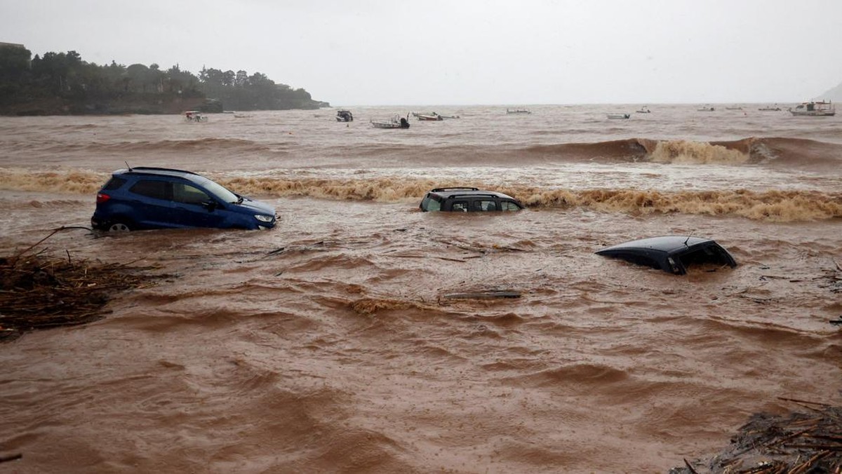 FOTO: Banjir Bandang Menerjang Yunani