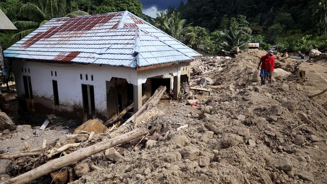 Pemprov Sulbar menetapkan status tanggap darurat bencana di Kabupaten Mamuju setelah terjadinya bencana longsor yang mengakibatkan empat warga tewas.