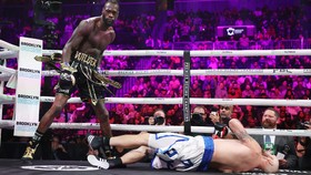 Deontay Wilder Menang KO Ronde 1 Lewat Pukulan Gila