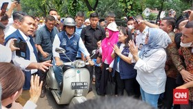Anies Naik Vespa Tinggalkan Balai Kota