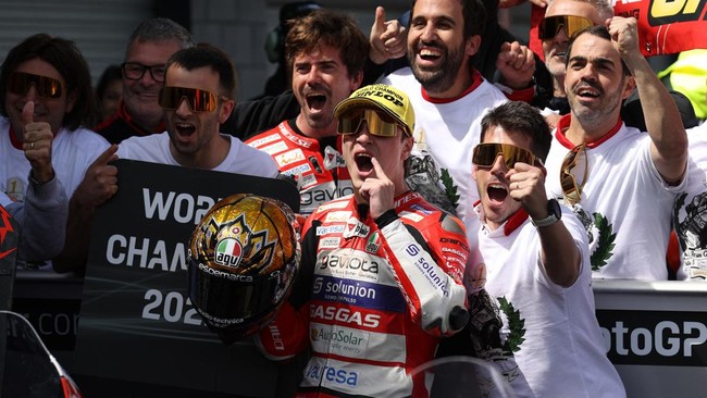 Izan Guevara disebut-sebut sebagai calon bintang MotoGP setelah berhasil menyabet gelar juara dunia Moto3 2022 di balapan GP Australia, Minggu (16/10).