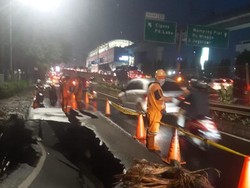Hati-hati, Ada Jalan Amblas di RA Kartini Cilandak Jaksel