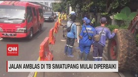 VIDEO: Jalan Amblas di TB Simatuang Mulai Diperbaiki